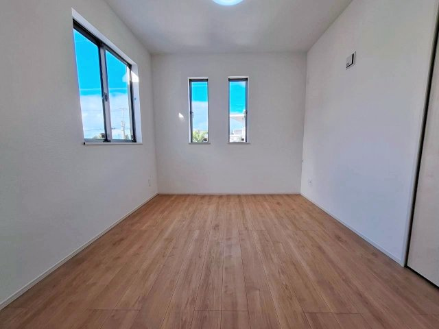 中頭郡読谷村字瀬名波の新築一戸建の洋室|5.7帖（小窓からは海が見えます♪）