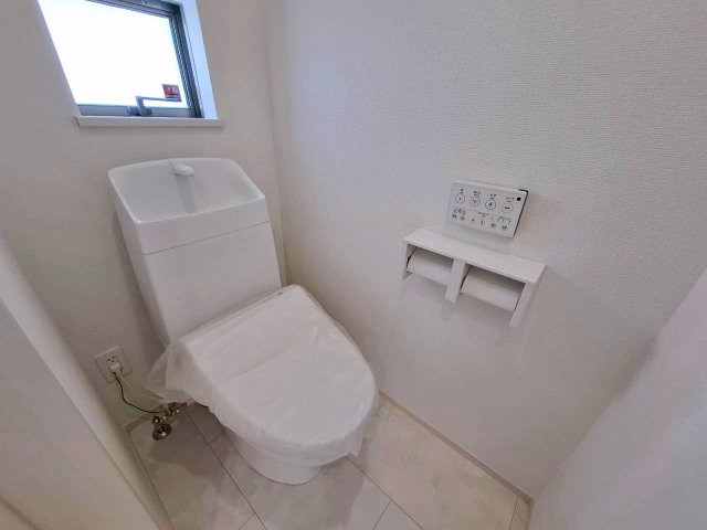 中頭郡読谷村字瀬名波の新築一戸建のトイレ|2階トイレ