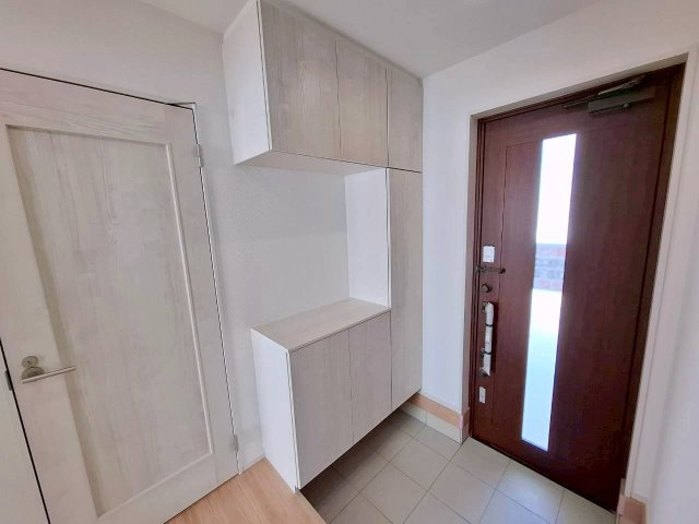 中頭郡読谷村字瀬名波の新築一戸建の玄関|明るいガラス付きドアです♪