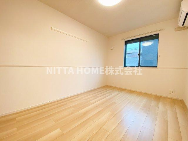 カーサミランダⅤの居間・リビング|アクセントカラーのクロスがオシャレです☆彡