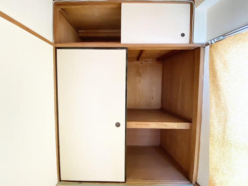 村上マンションのエントランス|1階に郵便ポストがございます