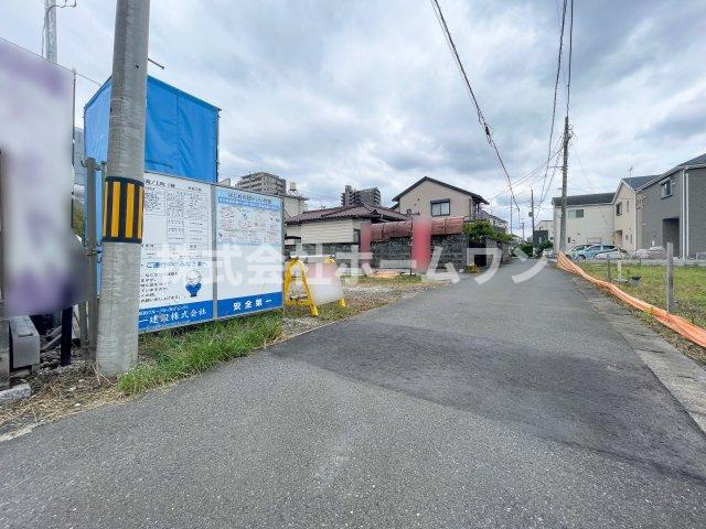 青梅市滝ノ上町　新築戸建の前面道路含む現地写真