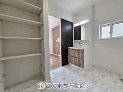 【独立洗面台】 | ワイウッドコート宇都宮市兵庫塚第1期　3号棟 | 収納豊富な3面鏡の洗面台にはハンドシャワー完備です