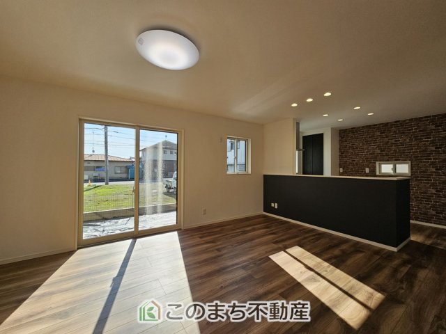 ワイウッドコート宇都宮市兵庫塚第1期の居間・リビング|ナチュラルな色調で、窓を多く配置し光を取り込む明るいリビングは家族だんらんの空間です♪
お休みの日は一日中家でリラックス出来る安らぎの空間になります♪