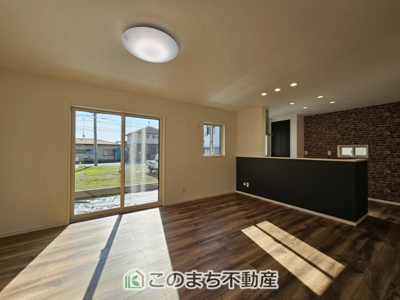 【居間・リビング】 | ワイウッドコート宇都宮市兵庫塚第1期　3号棟 | ナチュラルな色調で、窓を多く配置し光を取り込む明るいリビングは家族だんらんの空間です♪
お休みの日は一日中家でリラックス出来る安らぎの空間になります♪