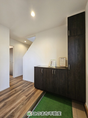 【玄関】 | ワイウッドコート宇都宮市兵庫塚第1期　3号棟 | 広々とした玄関スペース♪たくさんの靴を収納できる下駄箱もございます。