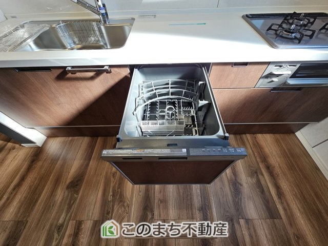 ワイウッドコート宇都宮市兵庫塚第1期の設備|あったらいいなの代表的な設備である食洗機。ビルトイン型なので、おさまりもよく、使い勝手も良好です。料理をするのは好きだけど、後片付けは苦手な方に重宝します。洗う手間がないので、時間を有効に使えますね。