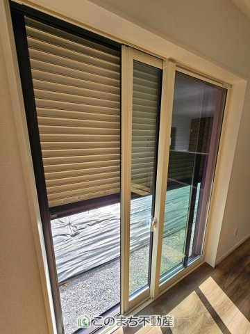 ワイウッドコート宇都宮市兵庫塚第1期の収納|1階掃出し窓はシャッター雨戸で防犯性アップ♪