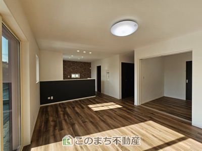 【居間・リビング】 | ワイウッドコート宇都宮市兵庫塚第1期　3号棟 | 開放感のある広々としたリビング☆家族みんなでゆったりくつろげます♪
南側から暖かな日差しが差し込みます♪キッチンからリビングの様子がよく見渡せます☆