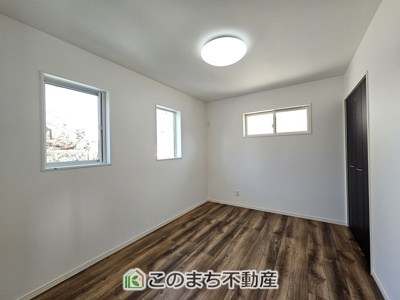 【洋室】 | ワイウッドコート宇都宮市兵庫塚第1期　3号棟 | 居室のサッシにはペアガラスを採用しております。高い断熱性による省エネと結露対策に有効です。