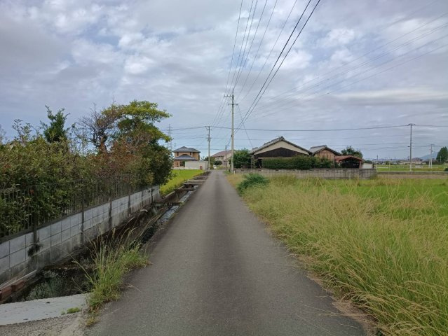 西条市丹原町古田265　中古住宅の前面道路含む現地写真