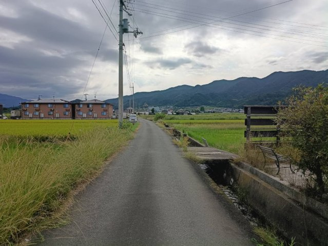西条市丹原町古田265　中古住宅の前面道路含む現地写真