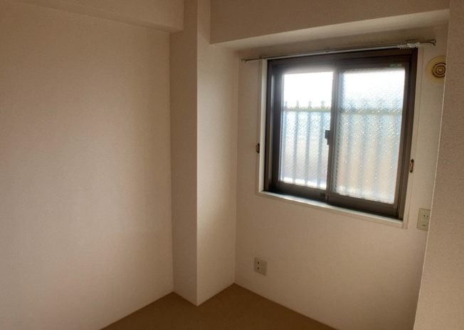 【洋室】 | 相武台西パークホームズ | 洋室のメリットは重い家具が置きやすく、身の回りが整理しやすいことです。 床がフローリングのため畳とは異なり凹みにくいです。 クローゼットなど収納が豊富で、普段使わない旅行カバンや服の整頓も簡単にです。