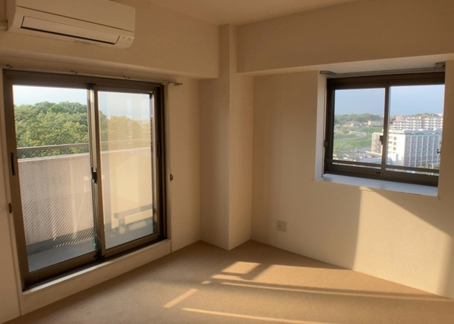 【寝室】 | 相武台西パークホームズ | 寝室でゆっくりと過ごすためにはベッド周りの適度な空間を担保することや窓の位置、照明の明るさ、寝室の広さなどを考える必要があります。自身や家族の構成とライフスタイルに併せて寝室にする部屋を選びましょう！