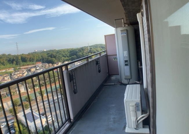 【バルコニー】 | 相武台西パークホームズ | バルコニーは、室外の専用スペースのうち、「屋根がなく開放された空間」であるものを指します。ベランダより広いタイプのものが多く、日当たりもよいため家庭菜園などを楽しみたい人にとって適した環境となります。