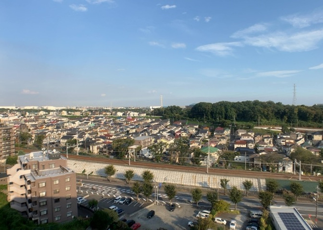 【展望】 | 相武台西パークホームズ | 眺望の良さを楽しめるダイニングキッチンで家族団らんの時間を過ごしてはいかがでしょうか。バルコニーから見える景色を家族で眺める時間は、時間が経つのを忘れてしまいそうですね。是非、現地を見に行きましょう！