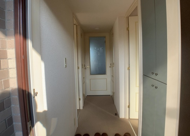 【玄関】 | 相武台西パークホームズ | 玄関は家の顔でもあり、家族以外の目にも止まる場所です。玄関は外との間を仕切る扉、靴などをしまっておく収納スペース、靴脱ぎのたたきスペース、来客とのやり取りをするドアホンなど複数のアイテムからなります。