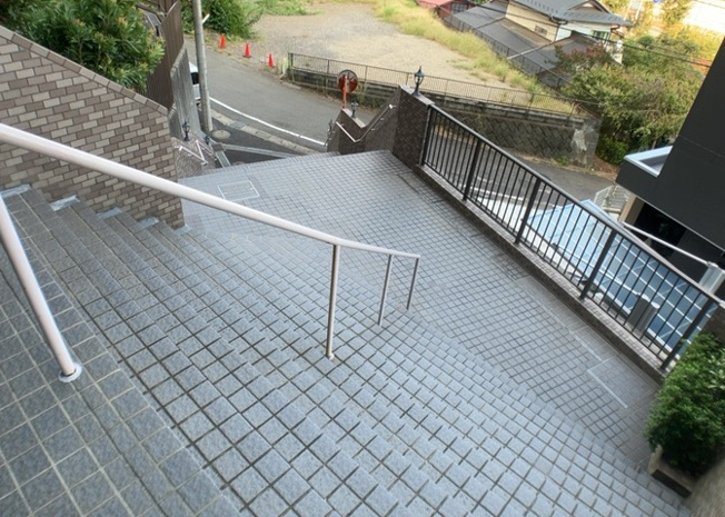 【エントランス】 | 相武台西パークホームズ | マンションのエントランスには、もともと風よけや防犯の役割がありますが、マンションによって宅配ボックスなどの設備が備わっている所もあります。日々の生活をイメージしながら生活しやすさをチェックしましょう。