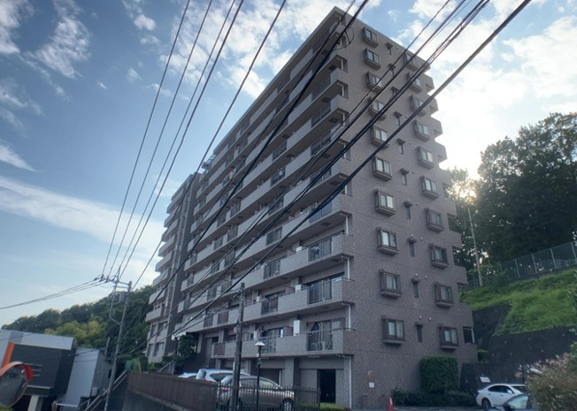 【外観】 | 相武台西パークホームズ | 外観はマンション管理がされているかの目安になります。築年数が古いと、壁面は劣化してひび割れが生じることも！建物が古びていても細かいところが修繕されていると、きちんと管理されているなぁと感じるでしょう。