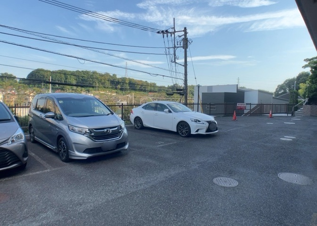 【駐車場】 | 相武台西パークホームズ | 車一台あたりに必要なスペースは、標準サイズの普通自動車で横幅2m50cm、長さ5mは必要になります。ただし、乗降のことも考慮して横幅3m30cm、長さ5m50cmほどは確保できるところを選びましょう。