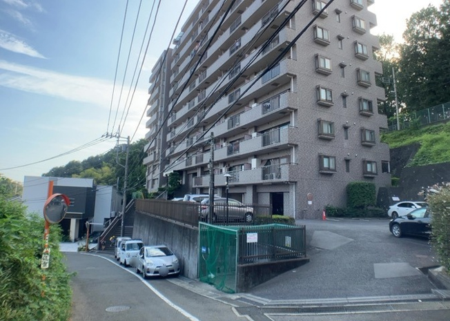 【外観】 | 相武台西パークホームズ | マンションの外観は非常に重要なポイントです！外観の善し悪しは資産価値に大きな影響を与えます。外観のいいマンションを購入することで、高値で売却がしやすく、買い手が見つかりやすいというメリットがあります。