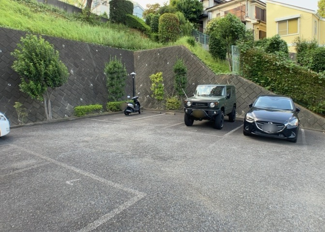 【駐車場】 | 相武台西パークホームズ | 駐車場と明記されていても、最小スペースでつくられた駐車場だと大型車は駐車できなかったり、出入りしにくくなったりする可能性があります。お車のサイズと購入したい物件の駐車場のサイズを現地で確認しましょう。