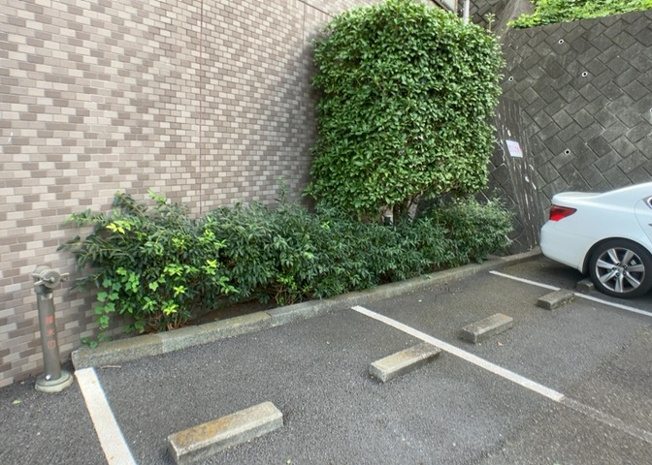 【庭】 | 相武台西パークホームズ | 物件によっては、入居者が個人的に使用できる専用庭がついているものもあります。また、住宅の中にある土間の部分を庭と呼ぶこともあります。庭の用途は住む人によって変わり、それによってデザインもさまざまです。