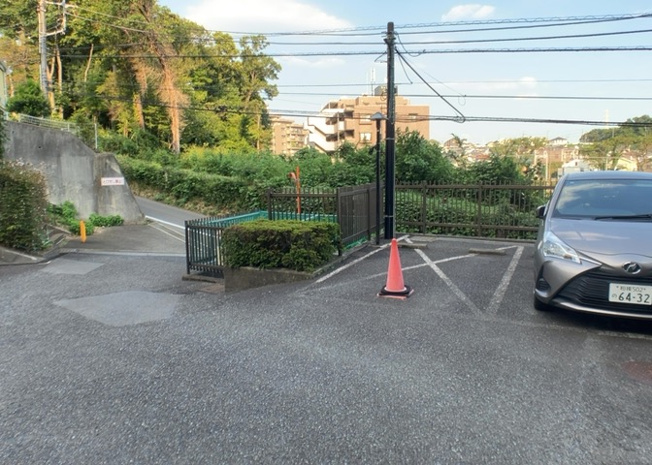 【周辺】 | 相武台西パークホームズ | 中庭（パティオ）とは、一つの建築物の内部に設けられた、壁などで囲われている庭のことを指します。コの字型、ロの字型が主流ですが、L字型の中庭もあります。最近では、インテリア性の高さからも人気があります。