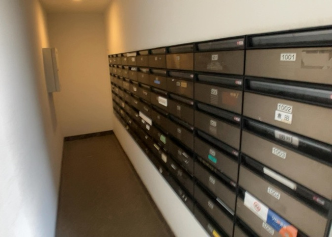 【設備】 | 相武台西パークホームズ | エントランス付近に設置されている集合ポストは、住んでいる部屋と離れているため、ポストをあさるなど誰かに何かされていても被害に気づきにくいです。入居する時には他人に特定されにくい番号で鍵をかけましょう！