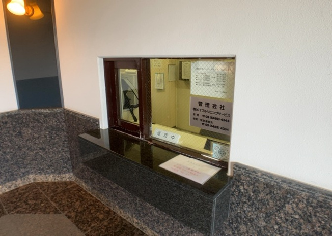 【受付】 | 相武台西パークホームズ | 受付はマンションコンシェルジュがいる場合もあれば、管理人が滞在する小部屋を総称して呼ぶことがあります。主にエントランスに設置されていることから、防犯面でも期待ができます。防犯設備がない場合はより安心！