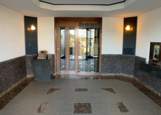 【ロビー】 | 相武台西パークホームズ | ロビーというと、エントランスと何がちがうの？と思いますよね。実はロビーとエントランスには明確な決まりはありません。物件によっては、エントランスを入って広がるある程度の広さのある空間がロビーとなります。