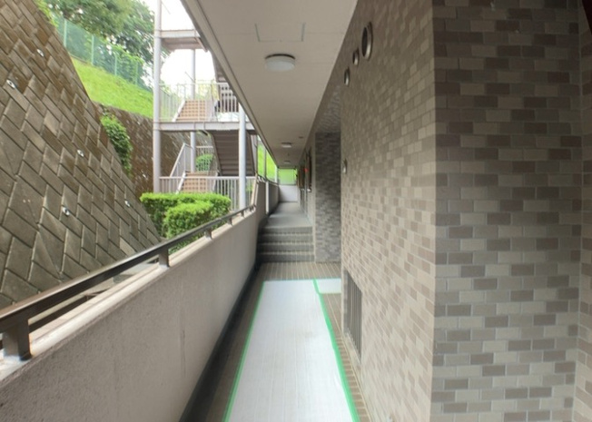 【その他共用部分】 | 相武台西パークホームズ | 共有部分は、住民なら誰もが使える設備のこと。例えば駐車場やエレベーター、インターネット設備、セキュリティ設備などがあります。他にも、マンションの廊下・外部階段やエントランス・ゴミ置き場などがあります。