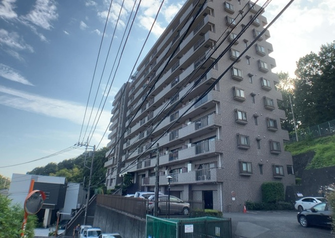 【外観】 | 相武台西パークホームズ | ＲＣ造、Reinforced Concreteは直訳すると補強されたコンクリートです。主に柱や梁・床・壁が鉄筋とコンクリートで構成おり、鉄筋を組んだ型枠にコンクリートを流し込んで固めたものを指します。