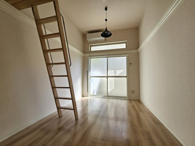 神戸市北区鈴蘭台北町４丁目のアパートの居間・リビング