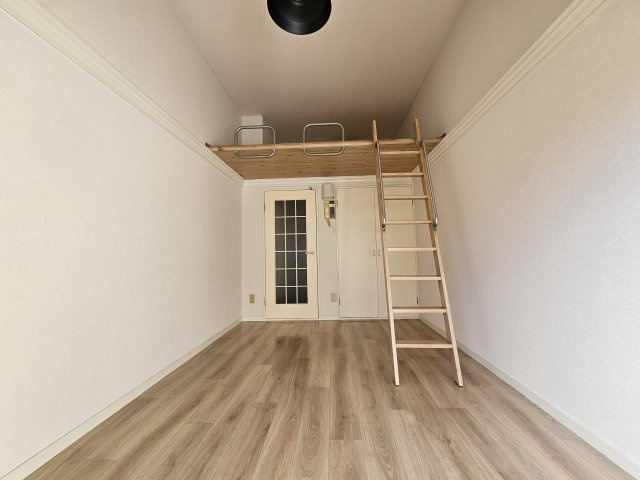 神戸市北区鈴蘭台北町４丁目のアパートの居間・リビング