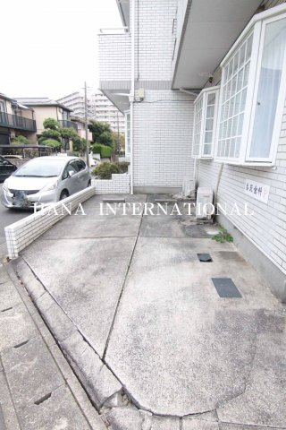 ローズアパートＲ４８番館の駐車場