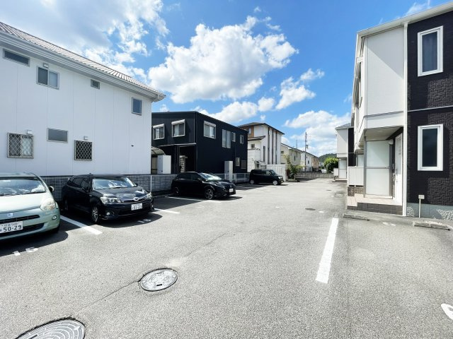 シャーメゾンサンモール A棟の駐車場