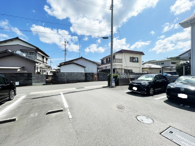 シャーメゾンサンモール A棟の駐車場