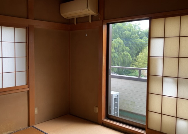 【寝室】 | 寝室でゆっくりと過ごすためにはベッド周りの適度な空間を担保することや窓の位置、照明の明るさ、寝室の広さなどを考える必要があります。自身や家族の構成とライフスタイルに併せて寝室にする部屋を選びましょう！