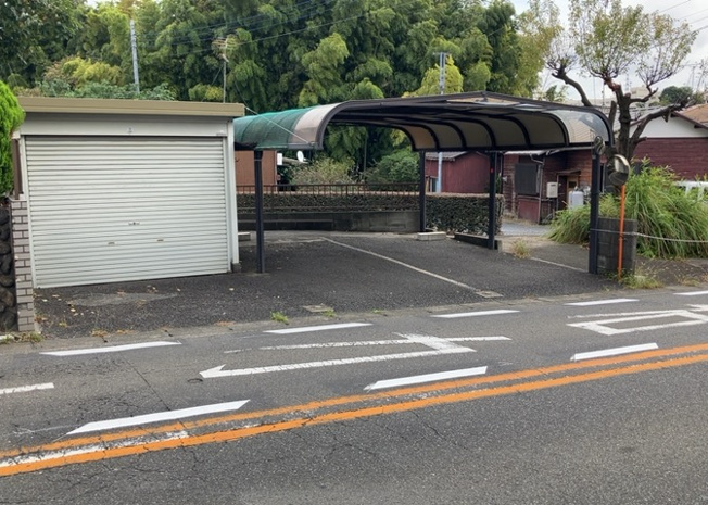 【駐車場】 | 駐車場と明記されていても、最小スペースでつくられた駐車場だと大型車は駐車できなかったり、出入りしにくくなったりする可能性があります。お車のサイズと購入したい物件の駐車場のサイズを現地で確認しましょう。