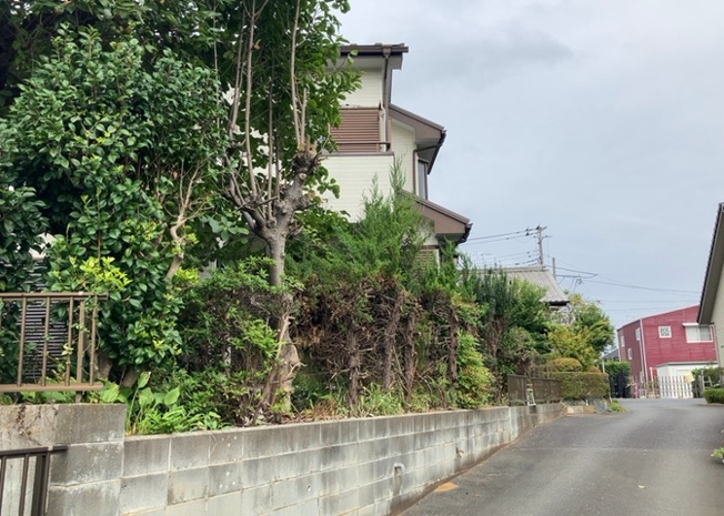 【前面道路含む現地写真】 | 住宅用の土地では前面道路に2m以上接していなければならないと法律で定められています。しかし、お持ちの車のサイズやライフスタイルなどにより、2mでは利便が悪い場合もございますので、事前に確認しましょう。