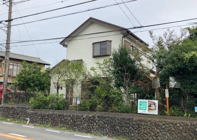 【前面道路含む現地写真】 | お持ちの車種によっては前面道路が広い方が便利でしょう。しかし、前面道路が広ければその分交通量が多くなるため、騒音などが気になる場合があります。実際に現地を見学し、周辺交通量や騒音などを確認しましょう！