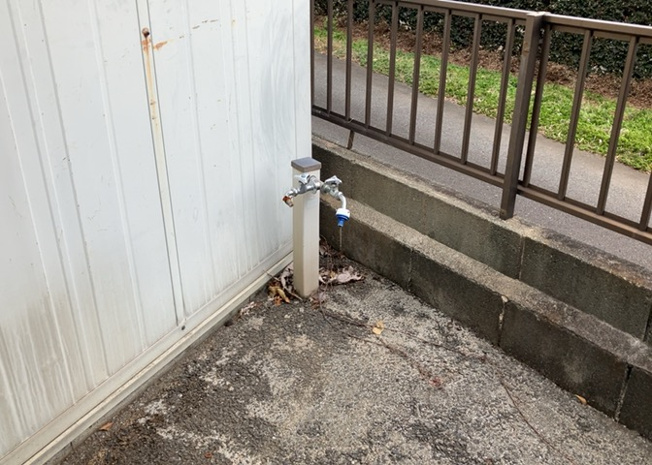 【設備】 | 敷地内に散水栓や立水栓があると便利です。水道水を直接利用できるため、水を運ぶ手間を省くことが出来ます。大量の水を必要とする洗車作業や清掃などに役立ちます。その他設備とあわせて、現地でご確認ください。