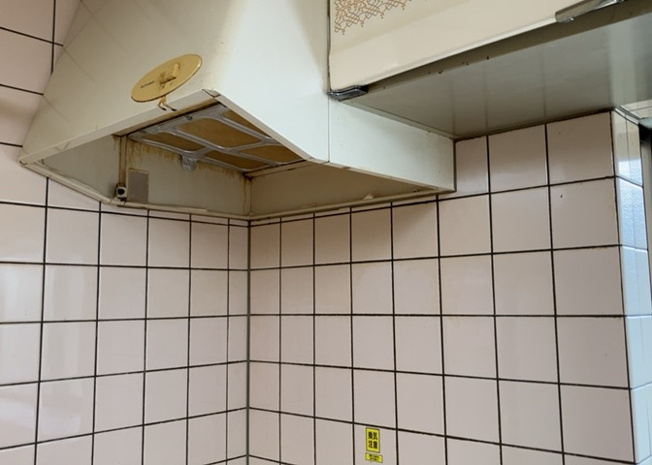 【冷暖房・空調設備】 | ２４時間換気と一般的な換気扇は役割が違います。２４時間換気は室内の空気を循環して、シックハウスや結露を防ぐ役割があるため常に動かす必要があります。一方の換気扇の役割は短期間で空気を入れ替えることです。