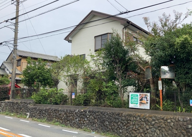 【構造・工法・仕様】 | 木造住宅とは土台、壁、柱など建築物の強度を支える構造体の材に木が使用されている構造を指します。構造体は建物の自重を支えるだけではなく風圧や水圧、積裁荷重などあらゆる衝撃に耐えるための基礎です。