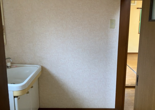 【脱衣所】 | 多くの戸建て住宅で見かける洗面脱衣所は、洗面台と洗濯機が2畳ほどのスペースに並べられていて、洗面所が脱衣所を兼ね備えている間取りが一般的です。お客様が利用することもある、パブリックな空間でもあります。