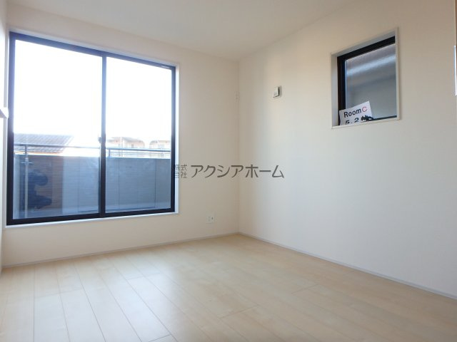 狭山市東三ツ木・全3棟　新築一戸建　2号棟　～陽当たり良好～の前面道路含む現地写真|外観・前面道路（2025年11月28日撮影）