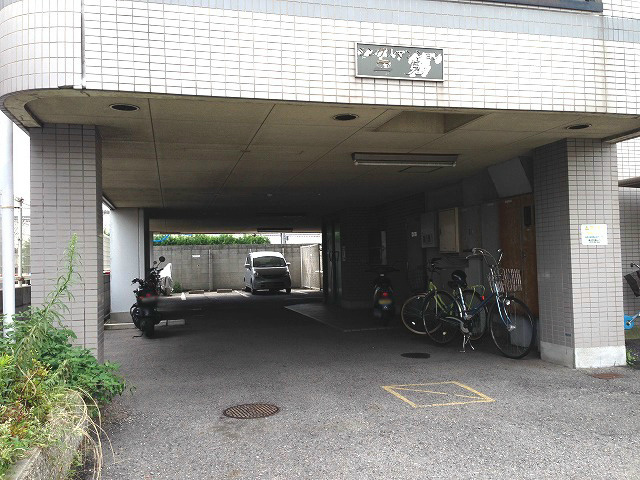 シングルマンション二見の駐車場