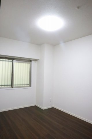 ロイヤルガーデン徳島駅西の洋室