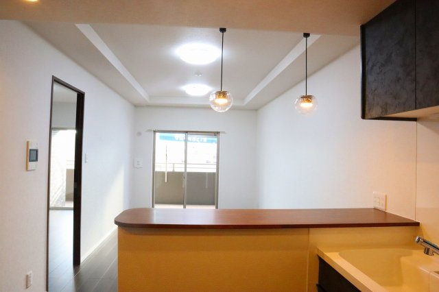 ロイヤルガーデン徳島駅西の居間・リビング|キッチンからの眺め